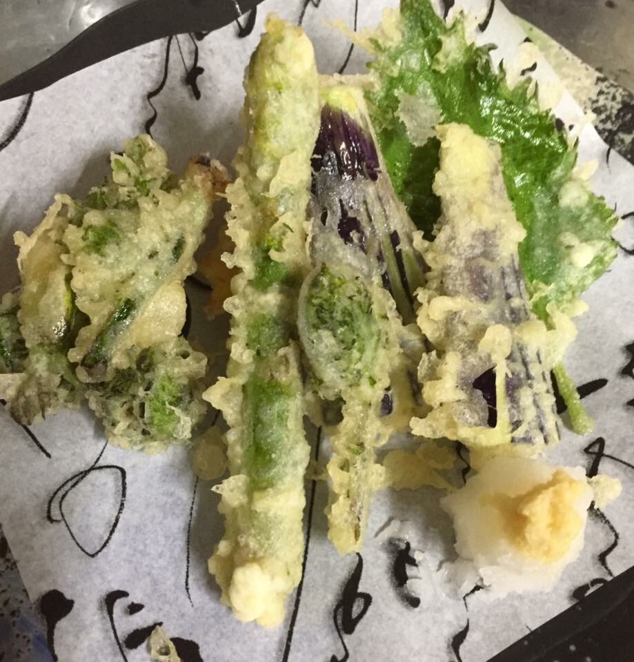 タラの芽、わらび、ミズ、ウド、しどけ、こしあぶら等の山菜の天ぷら